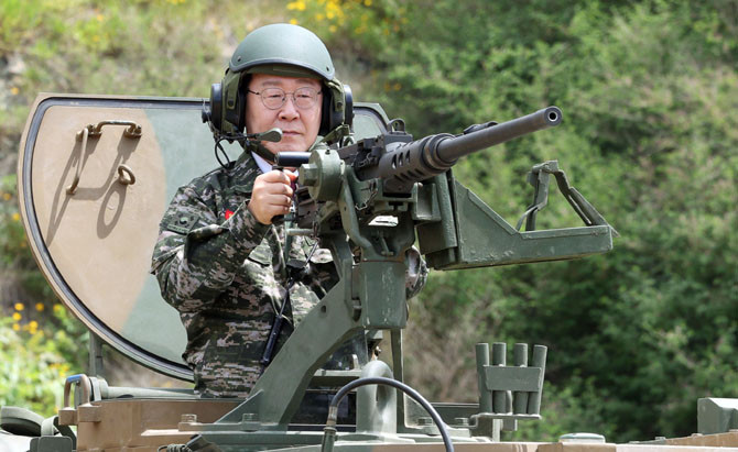 이 대통령이 연평대 연평부대에서 K9A1 자주포에 탑승해 K-6 중기관총을 조준하고 있다. ⓒ 연합뉴스