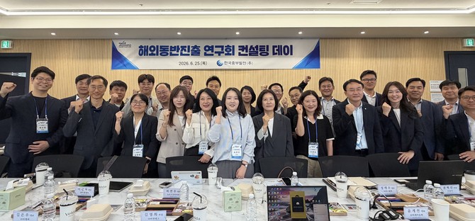 한국중부발전 및 협력기업 관계자들이 기념촬영을 하고 있다. ⓒ 중부발전