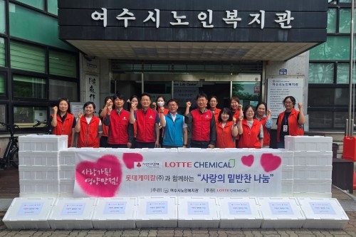 롯데케미칼 여수공장은 지역 내 독거어르신 50세대를 대상으로 250만원 상당의 '사랑의 밑반찬' 나눔 활동을 실시했다. ⓒ 롯데케미칼 여수공장