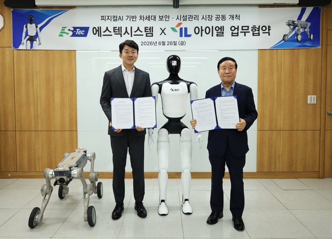 송성근 아이엘 의장(왼쪽)과 이병화 에스텍시스템 대표가 업무협약을 맺고 기념 촬영을 하고 있다. ⓒ 아이엘