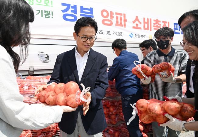 이철우 도지사가 26일 도청 전정에서 진행된 '양파 소비촉진 판매행사'에 참석했다. ⓒ 경북도