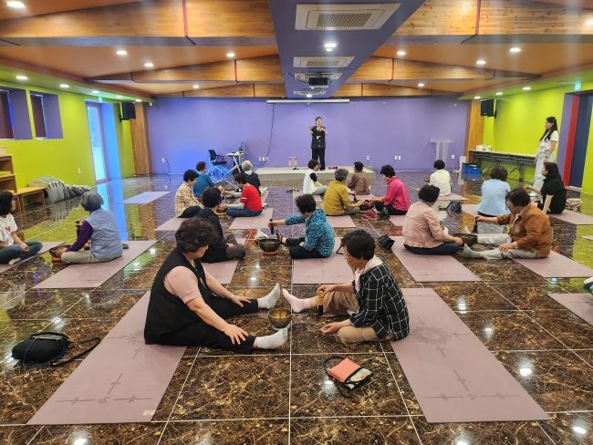 지난 24일 봉성면 창평리 치매보듬마을 주민과 치매 어르신, 가족들이 국립산림치유원을 찾아 산림치유 체험에 참여하고 있다. ⓒ 봉화군