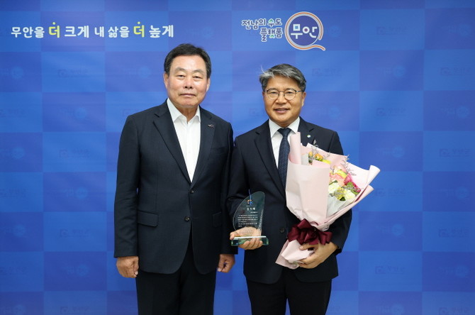 전남개발공사(사장 장충모)는 29일 남악신도시 조성사업을 성공적으로 추진하며 지역발전에 기여한 공로를 인정받아 무안군으로부터 감사패를 받은후 기념촬영을 하고 있다. ⓒ 전남도