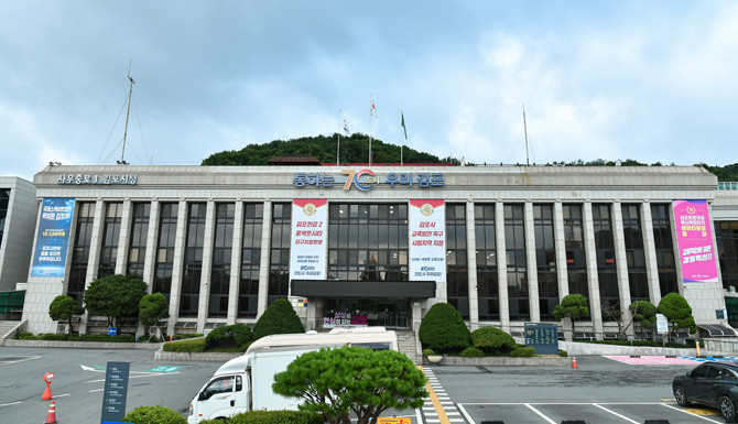 김포시는 민원 담당 공무원의 전화 응대 효율성을 높이고 안전한 근무 환경을 조성하기 위해 '민원전화 장시간 통화안내 시스템'을 도입했다. ⓒ 김포시