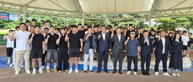 김기재 당진시장 당선인이 지난 26일 당진종합운동장 씨름장을 찾아선수들을 격려 후 기념촬영을 하고 있다. ⓒ 당진시