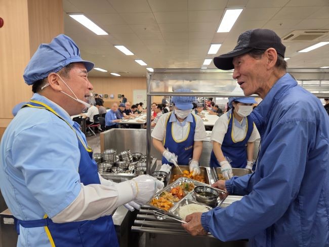 김병내 광주 남구청장이 1일 빛고을 노인건강타운에서 취임식을 가진 뒤 배식 봉사활동을 하고 있다. ⓒ 광주 남구청