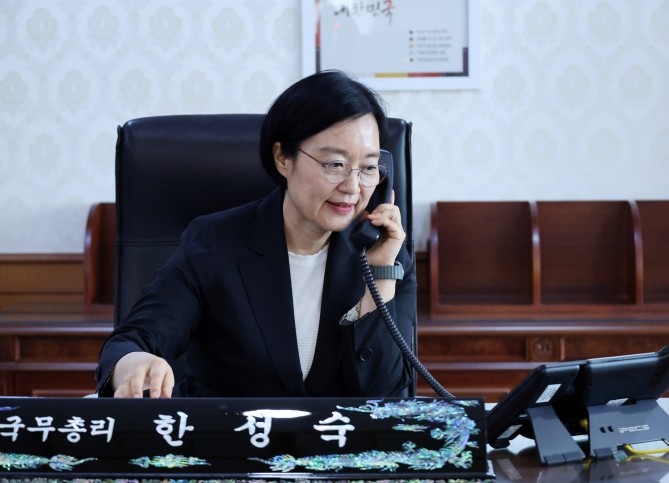 한성숙 신임 국무총리가 1일 서울 종로구 정부서울청사 집무실에서 업무 관련 통화하고 있다. ⓒ 연합뉴스