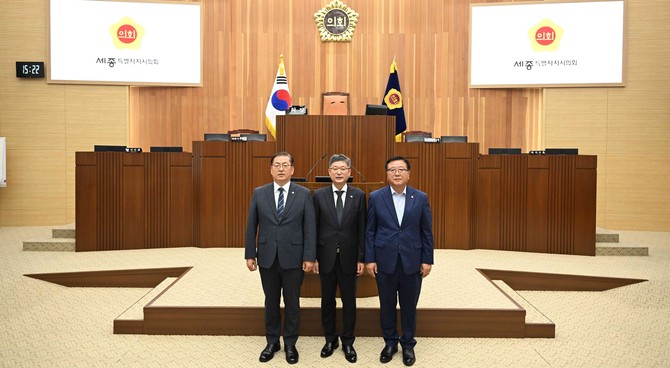 1일 제107회 임시회 제1차 본회의를 열고 무기명 투표를 통해 의장과 제1·2부의장을 선출 후 기념촬영을 하고 있다. ⓒ 의회사무국