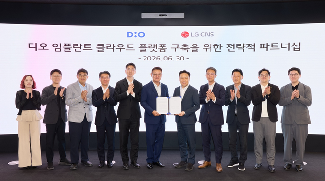 지난 30일 서울 강서구 마곡동 LG씨엔에스 본사에서 김종원 디오 대표와 현신균 LG씨엔에스 사장 및 양사 관계자들이 업무협약을 체결하고 기념촬영을 하고 있다. ⓒ 디오