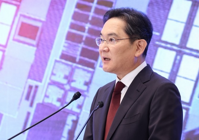 이재용 삼성전자 회장이 지난달 29일 청와대에서 이재명 대통령 주재로 열린 3대 메가프로젝트 국민보고회에서 투자계획을 발표하고 있다. ⓒ 연합뉴스