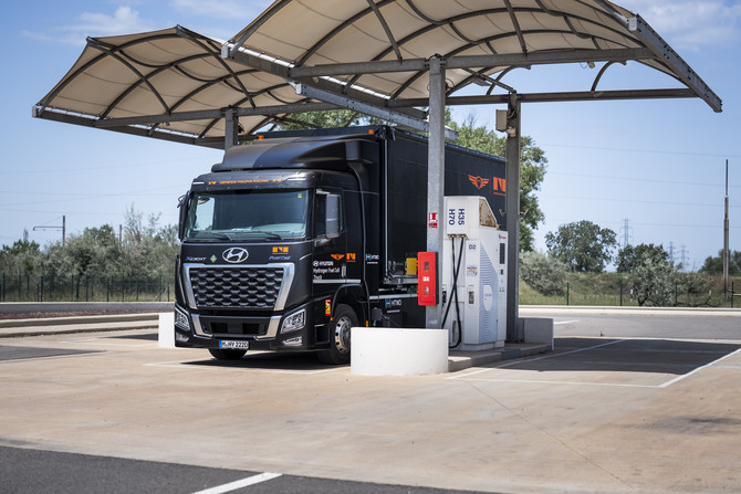 제네시스 마그마 레이싱팀에 제공된 현대차 엑시언트 수소전기트럭(XCIENT Fuel Cell). ⓒ 현대자동차그룹