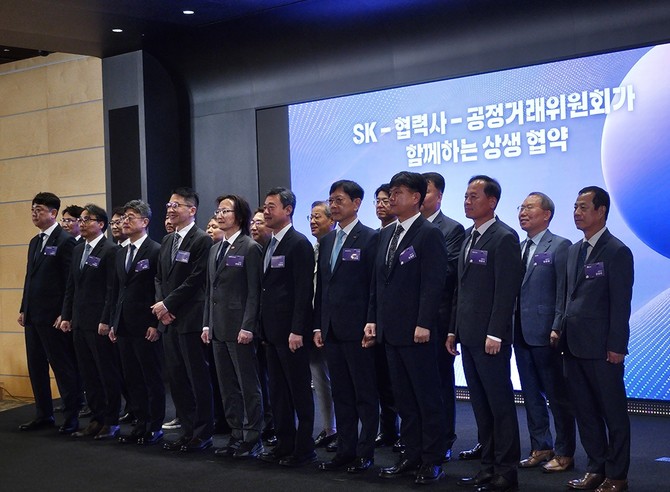 2일 서울 중구 SKT타워에서 열린 SK-공정위 상생협약 체결식에서 참석자들이 기념촬영을 하고 있다. = 박지혜 기자