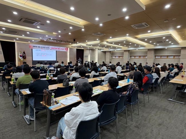 지난달 26일 본관 3층 대회의실에서 대구지역 중장년 구직자 80여 명을 대상으로 중장년 생애경력설계 프로그램 '100세 시대, 내 몸을 살리는 심혈관질환 예방 운동법' 특강이 진행되고 있다. ⓒ 대구보건대학교