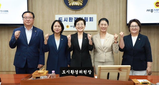 도시환경위원회는 제107회 임시회 기간인 2일 첫 상임위원회 회의를 개최 후 기념촬영을 하고 있다. ⓒ 의회사무국