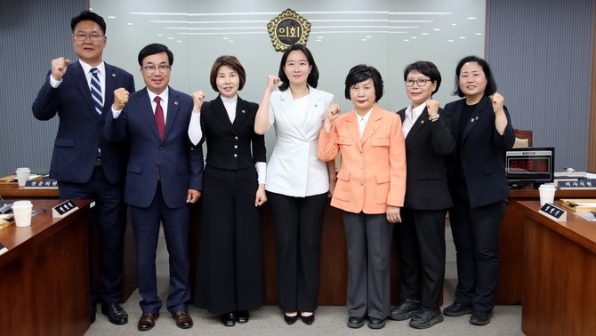 2일 열린 제369회 임시회 제2차 본회의에서 이지윤 의원(아산5·더불어민주당)을 보건복지환경위원회 위원장으로 선출 후 기념촬영을 하고 있다. ⓒ 의회사무국