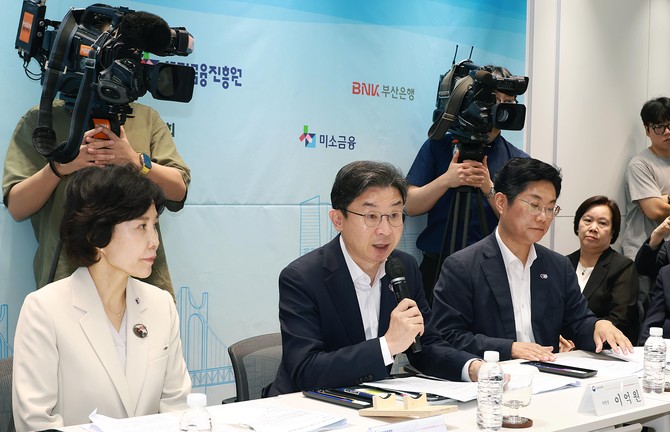이억원 금융위원장(가운데)이 3일 부산 서민금융 복합지원센터 개소식에 참석해 발언하고 있다. ⓒ 금융위원회