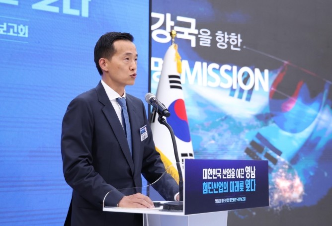 김동관 한화그룹 부회장이 3일 경남 진주시에서 이재명 대통령 주재로 열린 영남권 첨단산업 발전비전 국민보고회에서 투자계획을 발표하고 있다. ⓒ 연합뉴스