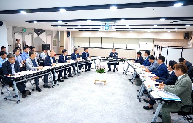 민형배 전남광주통합특별시장이 2일 한국수자원공사 영산강·섬진강유역본부를 방문해 여름철 생활용수 확보 현황과 가뭄·홍수 대응체계를 점검하고, 서남권 반도체 팹(Fab) 조성에 대비한 안정적인 용수 공급방안을 논의하고 있다. Ⓒ 전남광주통합특별시