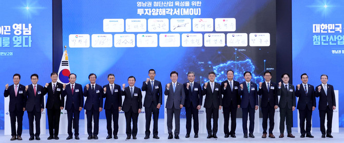 이재명 대통령이 3일 경남 진주시에서 열린 영남권 첨단산업 발전비전 국민보고회에서 투자협약식이 끝난 뒤 참석자들과 기념촬영을 하고 있다. ⓒ 연합뉴스