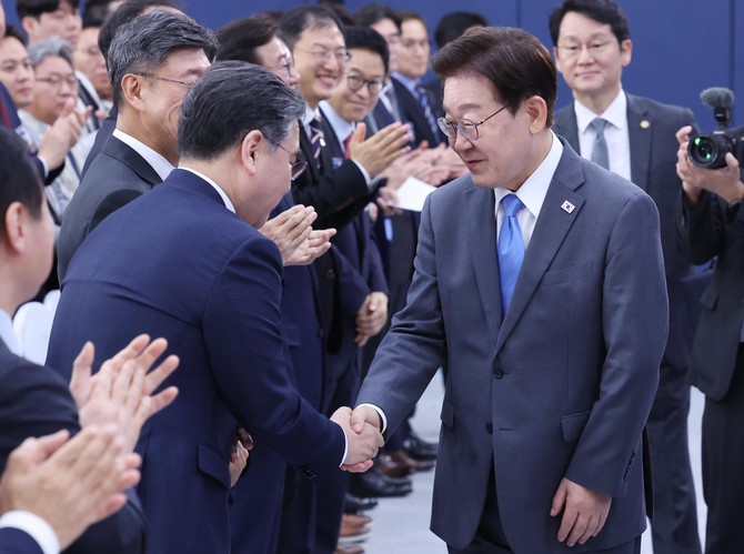 이재명 대통령이 3일 경남 진주시에서 열린 영남권 첨단산업 발전비전 국민보고회에 입장하며 장재훈 현대차그룹 부회장과 악수하고 있다. ⓒ 연합뉴스