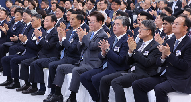 이재명 대통령이 3일 경남 진주시에서 열린 영남권 첨단산업 발전비전 국민보고회에서 참석자 발표가 끝난 뒤 박수치고 있다. ⓒ 연합뉴스