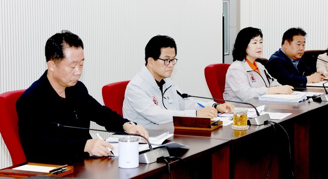 엄승용 보령시장(왼쪽 두번째)이 취임 후 첫 주간현안보고회를 개최하고 있다. ⓒ 프라임경제