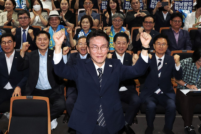 김민석 전 국무총리가 6일 오전 전남광주통합특별시 동구 전일빌딩 245에서 당 대표 선거 출마 기자회견을 한 뒤 지지자들과 만세를 하고 있다. ⓒ 연합뉴스