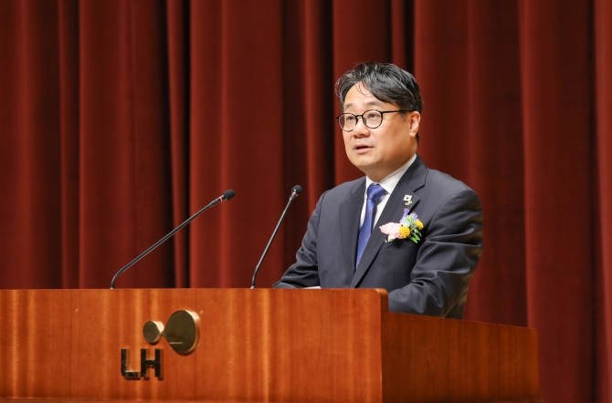 6일 오전 경남 진주 LH 본사에서 임직원들이 참석한 가운데 이성훈 제7대 신임 사장 취임식이 진행되고 있다. Ⓒ LH