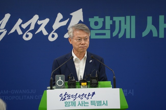 민형배 전남광주통합특별시장은 6일 오후 광주청 브리핑실 기자회견을 통해 "이재명 대통령과 정부의 신속하고 책임 있는 결단에 감사드린다"며 "320만 특별시민과 함께 이번 결정을 크게 환영한다"고 밝혔다. Ⓒ 프라임경제