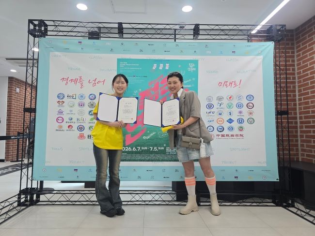 젊은연극제에서 대상을 수상한 대경대 연기예술과 재학생과 변유정 교수(오른쪽). ⓒ 대경대학교