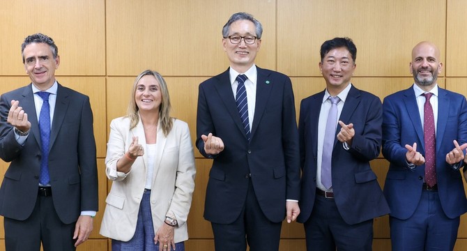 스페인 그라나다시의 마리프란 카라소 시장 일행이 대전시청을 방문해 유득원 대전시 행정부시장을 예방 후 기념촬영을 하고 있다. ⓒ 대전시