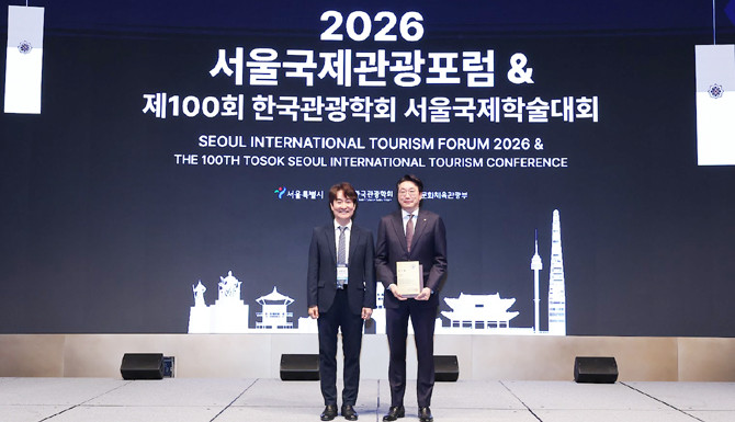 파라다이스그룹은 지난 2일 오후 웨스틴 조선 서울 그랜드볼룸에서 열린 제100회 한국관광학회 서울국제학술대회에서 공로패를 수상했다. ⓒ 파라다이스그룹