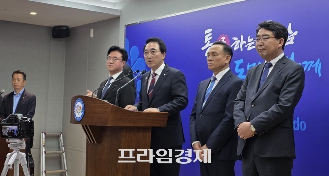 박수현 충남도지사가 지난 2일 충남도청 브리핑룸에서 기자회견을 열고 민선 9기 출범과 함께 구본형·최재용·맹정호 등 3인의 정무·정책 분야 핵심 참모진을 발표하고 있다. =오영태 기자