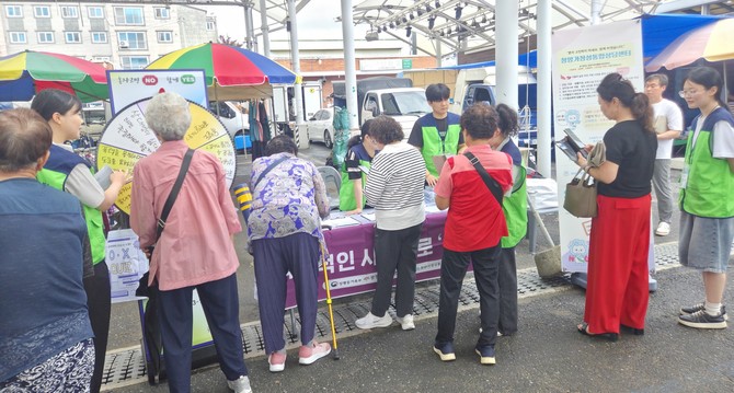 지난 7일 청양시장 일대에서 성폭력·가정폭력·성매매 근절을 위한 '보라데이' 캠페인을 진행하고 있다. ⓒ 청양군