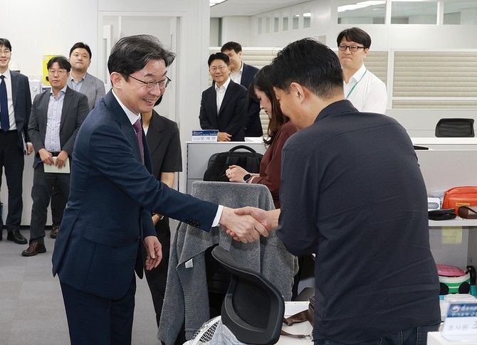 이억원 금융위원장이 주가조작 근절 합동대응단 사무실에 방문해 직원들을 격려했다. ⓒ 금융위원회