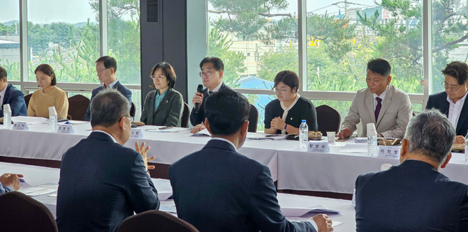 이 시장은 간담회에 참석해 선순환 산업생태계 조성을 위한 민관 협력 강화를 강조했다. ⓒ 김포시