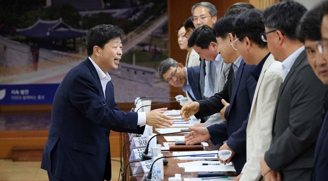 군은 지난 9일 오후 군청 대강당에서 박정주 군수 주재로 읍·면장 회의 전 관계자들과 인사를 나누고 있다. ⓒ 홍성군