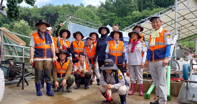 지난 12일 목면 의용소방대가 집중호우 피해 가구에 자원봉사활동을 개최 후 기념촬영을 하고 있다. ⓒ 청양군