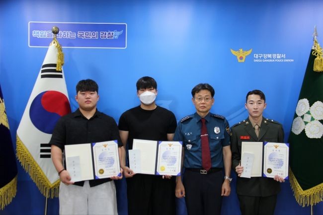 대구과학대학교 경찰경호행정과 이원오·이원준·김민우 학생이 음주운전자 검거에 기여한 공로를 인정받아 대구강북경찰서에서 감사장을 받은 뒤 정현욱 대구강북경찰서장과 기념촬영을 하고 있다. ⓒ 대구과학대학교