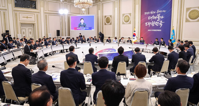 이날 회의는 이재명 정부의 재정전략에 대한 폭넓은 논의를 위해 한성숙 국무총리를 비롯한 국무위원과 처·청 단위 전 부처가 참석했다. ⓒ 연합뉴스