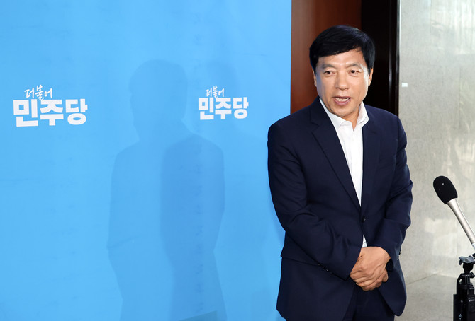 더불어민주당 이성윤 최고위원이 14일 국회에서 당대표 '선호투표제' 도입에 반대하며 최고위원직 사퇴 입장을 밝히고 있다. ⓒ 연합뉴스