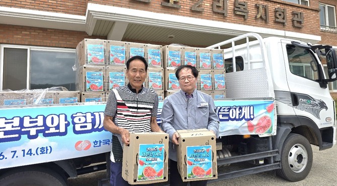 당진발전본부는14일 초복 맞아 석문면 22개 마을에 여름과일 나눔 행사를 실시했다. ⓒ 당진발전본부