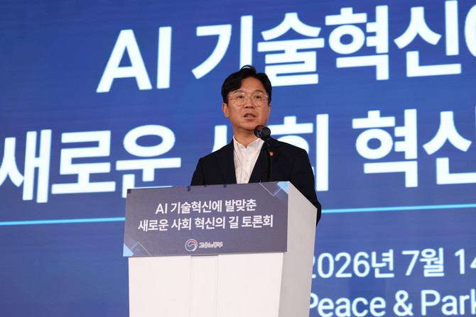 김영훈 고용노동부 장관이 14일 서울 용산구 피스앤파크에서 열린 AI 기술혁신에 발맞춘 새로운 사회 혁신의 길 토론회에서 개회사를 하고 있다. ⓒ 연합뉴스