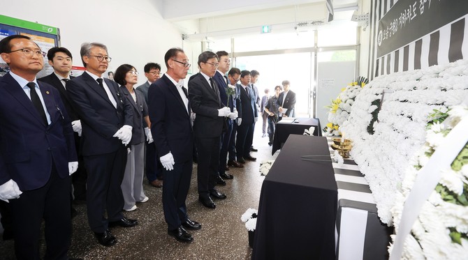 오송 지하차도 참사 3주기를 하루 앞둔 14일 청주시청 임시청사에 마련된 시민분향소를 찾아 희생자들을 추모하고 있다. ⓒ 의회사무국