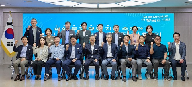 지난 13일 시청 상황실에서 김범수 부시장을 단장으로 하는 '삼성 투자 행정지원 추진단' 출범식을 열고 첫 회의를 개최 후 기념촬영을 하고 있다. ⓒ 아산시