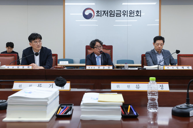 지난 14일 정부세종청사에서 열린 최저임금위원회 제14차 전원회의에서 내년도 최저임금이 시간당 1만700원으로 최종 결정됐다. ⓒ 연합뉴스