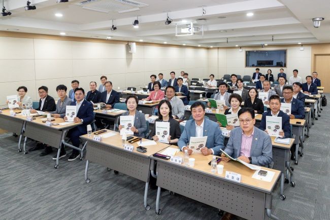 경북도의회는 15일 도의회 다목적실에서 전체 의원을 대상으로 직무교육을 실시했다. ⓒ 경북도의회