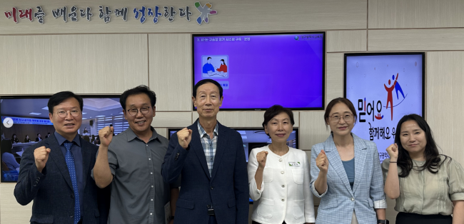 지난 14일 대구과학대학교와 대구서부교육지원청 관계자들이 서구청소년드림센터 운영 협력 간담회를 마친 뒤 기념촬영을 하고 있다. ⓒ 대구과학대학교