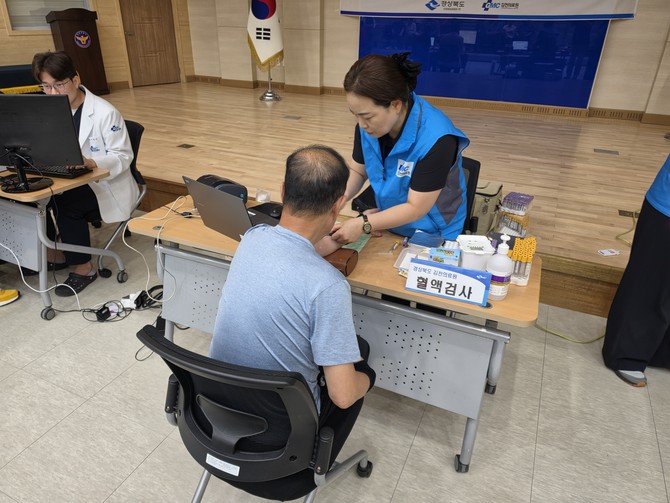 김천경찰서는 14일 경찰서 대회의실에서 아동안전지킴이 어르신들을 대상으로 맞춤형 건강검진과 의료복지 서비스를 실시하고, 폭염 속 안전한 현장 활동을 위한 건강관리 지원에 나섰다. ⓒ 김천경찰서