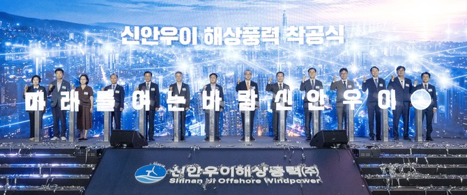 왼쪽 네번째부터 이영조 한국중부발전 사장, 이재각 진도군수, 민형배 전남광주통합특별시장, 김성환 기후에너지환경부 장관, 정인섭 한화오션 사장, 김태성 신안군수. ⓒ 중부발전